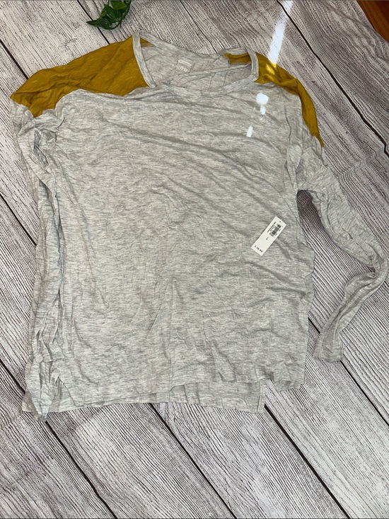 Old Navy Tops - Soft shirt old navy great for fall